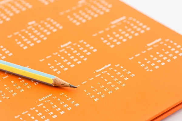 Primo piano della pagina del calendario e della matita . — Foto Stock