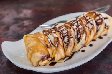 Muz krep rulo ve çikolata sosu ile.