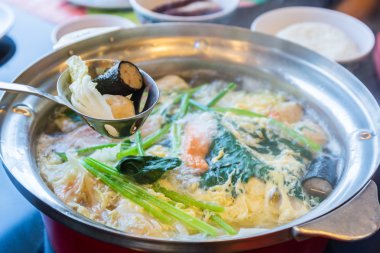 Sukiyaki, sebze ve et.