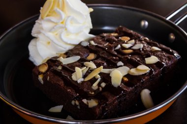 Taze pasta çikolatalı kek kadar kapatın.