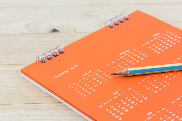 Primo piano della pagina del calendario e della matita . — Foto Stock