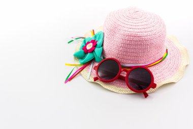 Pembe dokuma şapka ve kırmızı güneş gözlüğü.