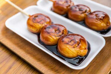 Pirinç unundan yapılan Mitarashi dango.