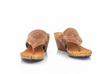 Kahverengi kadının ayakkabı.