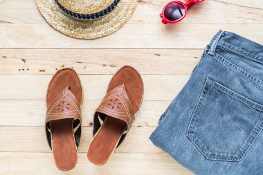 Kahverengi kadının ayakkabı ve kadın için aksesuarlar.