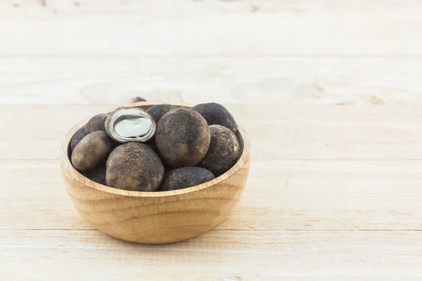 Barómetro en rodajas Earthstars seta sobre fondo de madera . —  Fotos de Stock