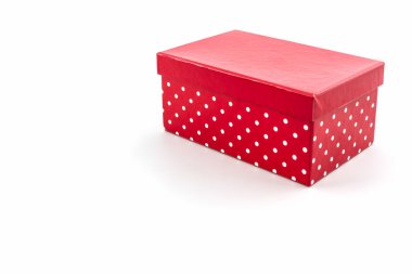 beyaz zemin üzerine kırmızı puantiyeli kutu.