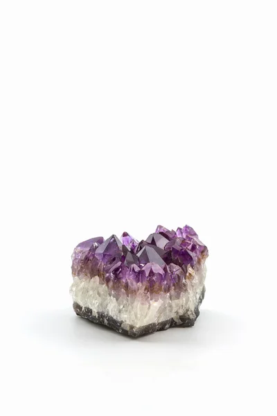 Pierre de cristal, cristaux d'améthyste rugueux violet . — Photo