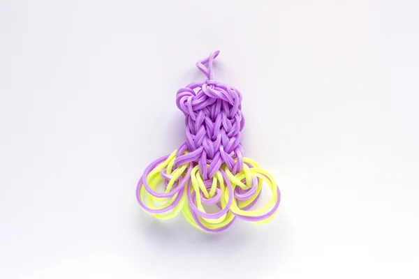 Paarse elastische Rainbow loom bands jurk vormige . — Stockfoto