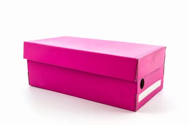 kırpma yolu beyaz zemin üzerine pembe ayakkabı kutusu.