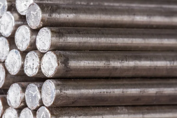 Pila de barra de acero redonda - material de líneas ferroviarias metálicas de hierro . —  Fotos de Stock