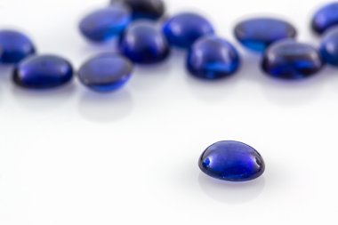 beyaz zemin üzerine mavi safir. 