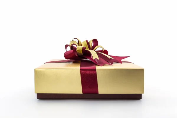 Caja de regalo dorada y marrón con lazo de cinta . —  Fotos de Stock