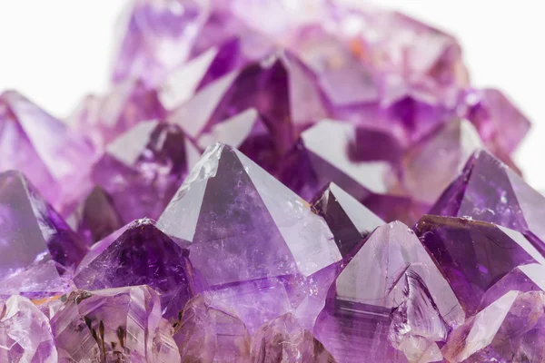 水晶石头，紫色粗糙紫水晶晶体. — 图库照片
