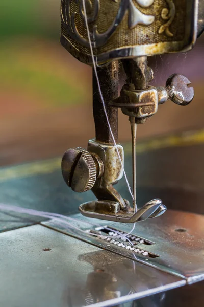 Old sewing machine and needle. — Stock Photo, Image