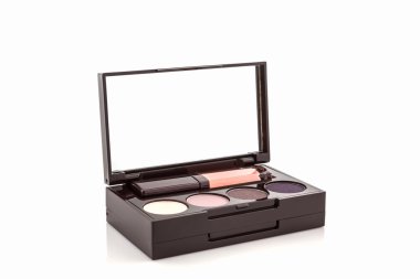 Dekoratif kozmetik ruj ve göz farı ayarlama.