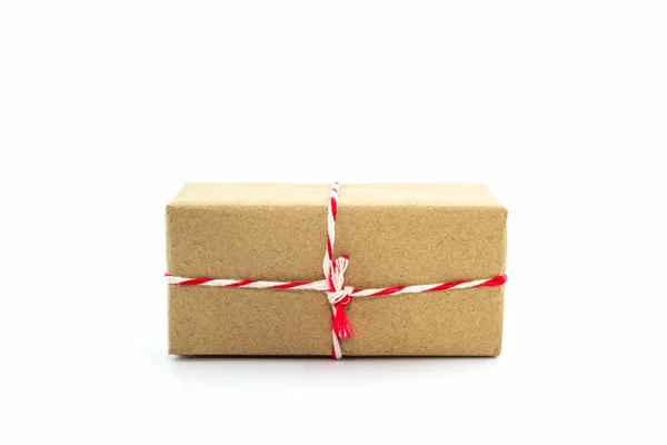 Caixa de papelão embrulhado com papel marrom, amarrado com corda . — Fotografia de Stock