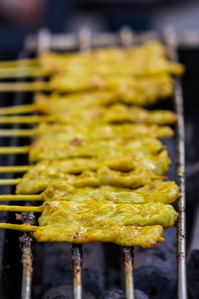 Soba üzerinde ızgara satay domuz. — Stok fotoğraf