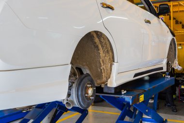 arabanın altında vinç servis istasyonunda onarım. 