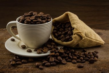 kahverengi kavrulmuş kahve çekirdeği Kupası.