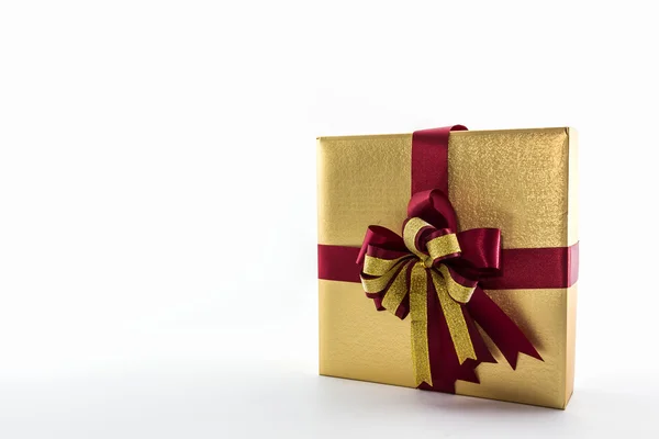 Emas dan coklat kotak hadiah dengan pita busur . — Stok Foto