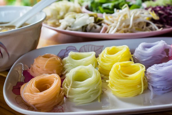 Colorido de vermicelli tailandês, macarrão de arroz comido com caril . — Fotografia de Stock