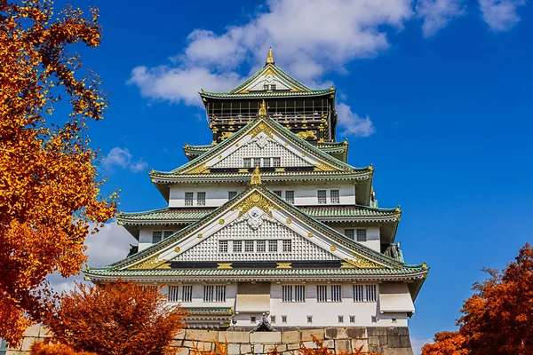 Japanese Castle with autumn leaves. — Stock Photo, Image