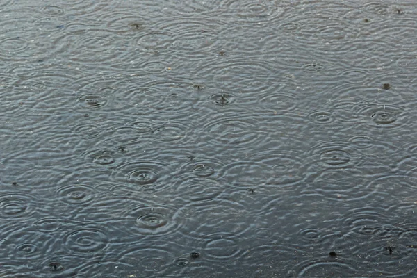 Dešťové kapky ve vodě — Stock fotografie