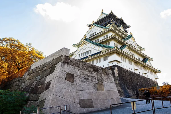 Osaka Castle in Osaka with autumn leaves. — Stock Photo, Image