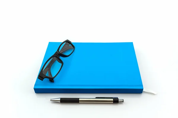 Livro azul com óculos e caneta  . — Fotografia de Stock