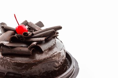 Beyaz arka planda izole edilmiş çikolatalı pasta. 