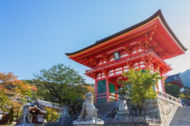Kiyomizu-dera Tapınağı Kyoto'da kapısı.