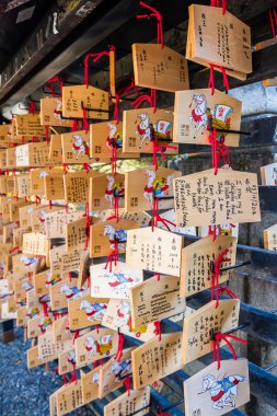 Kiyomizu tapınakta asılı Japon adak plaque(Ema).