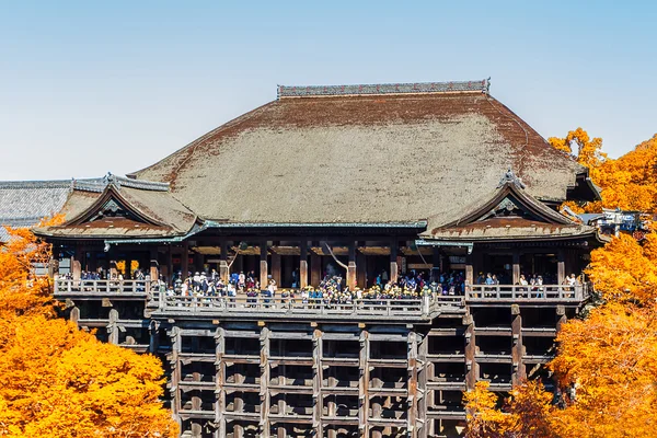 清水寺京都与秋天的叶子，日本-10 月 2 日 — 图库照片