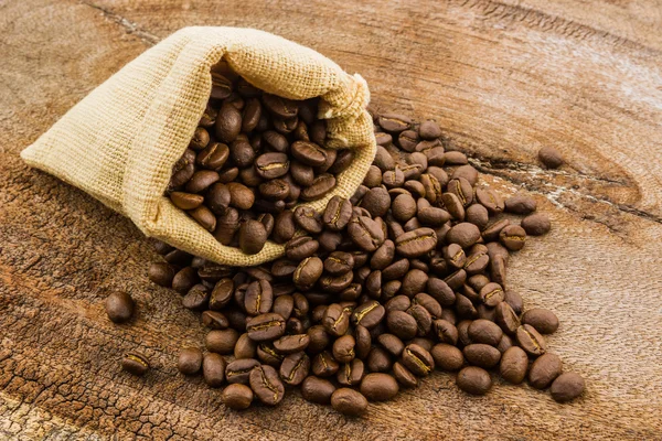 Brown roasted coffee beans in canvas sack. — Stock Photo, Image