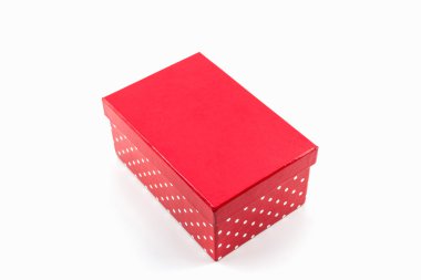 beyaz zemin üzerine kırmızı puantiyeli kutu.