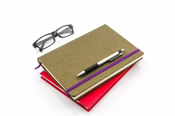 Buchgruppe mit Stift und Brille. — Stockfoto