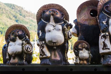 Hayvan heykeli veya Japon rakun köpeği, Tanuki .