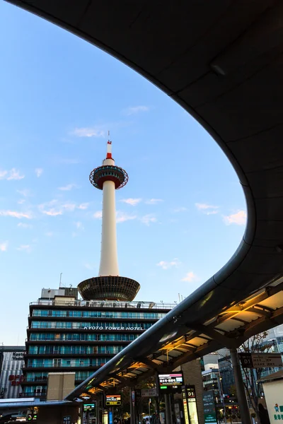 日本の暗い空と京都タワー. — ストック写真