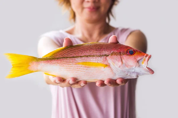 Young woman holding fresh red snapper fish. — Stock Photo, Image