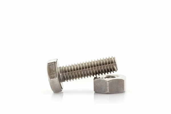 Tornillo de metal y tuercas sobre fondo blanco . — Foto de Stock