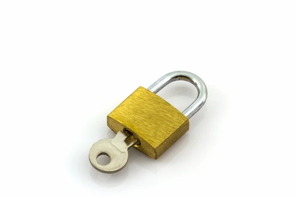 Schlüssel und Schloss auf weißem Hintergrund. — Stockfoto