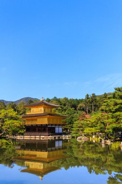 Kinkakuji Tapınağı, altın tapınak su yansıması ile.
