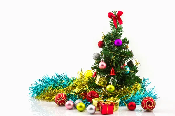 Рождественская елка с красочными орнаментами . — стоковое фото