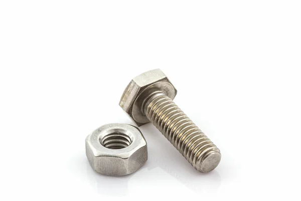 Tornillo de metal y tuercas sobre fondo blanco . — Foto de Stock