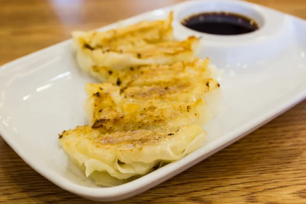 Close-up gebakken knoedel, gyoza. — Stockfoto