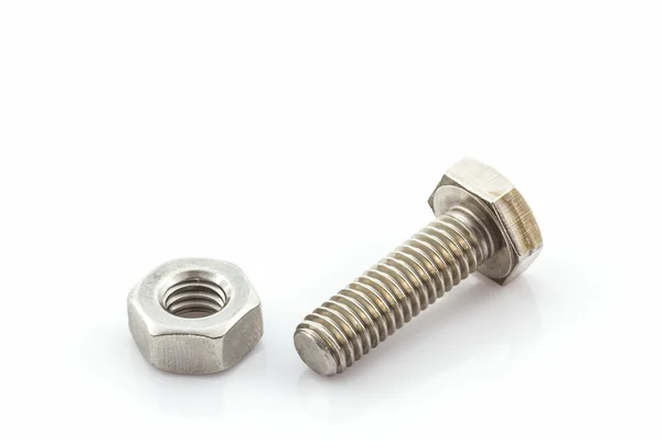 Tornillo de metal y tuercas sobre fondo blanco . — Foto de Stock