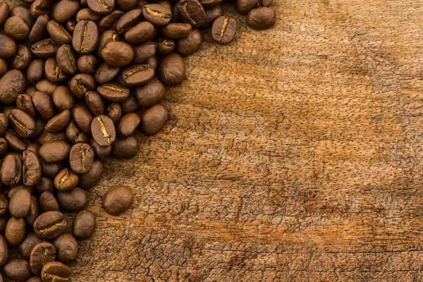 Brown rostade kaffebönor på trä. — Stockfoto