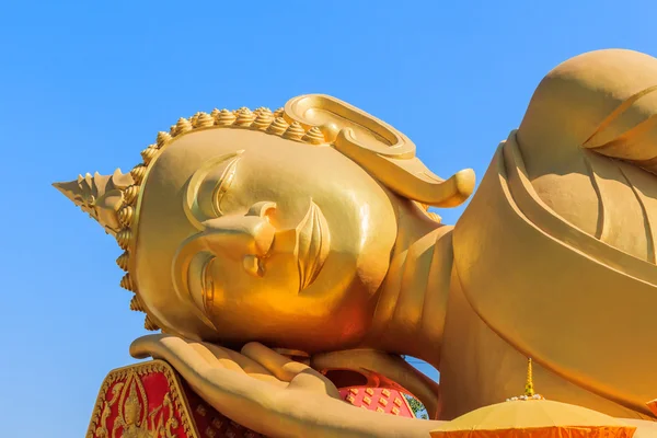 Image du visage incliné de Bouddha d'or . — Photo