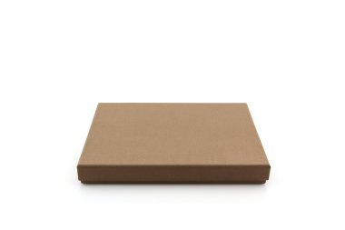 beyaz arkaplanda kahverengi karton kutu.